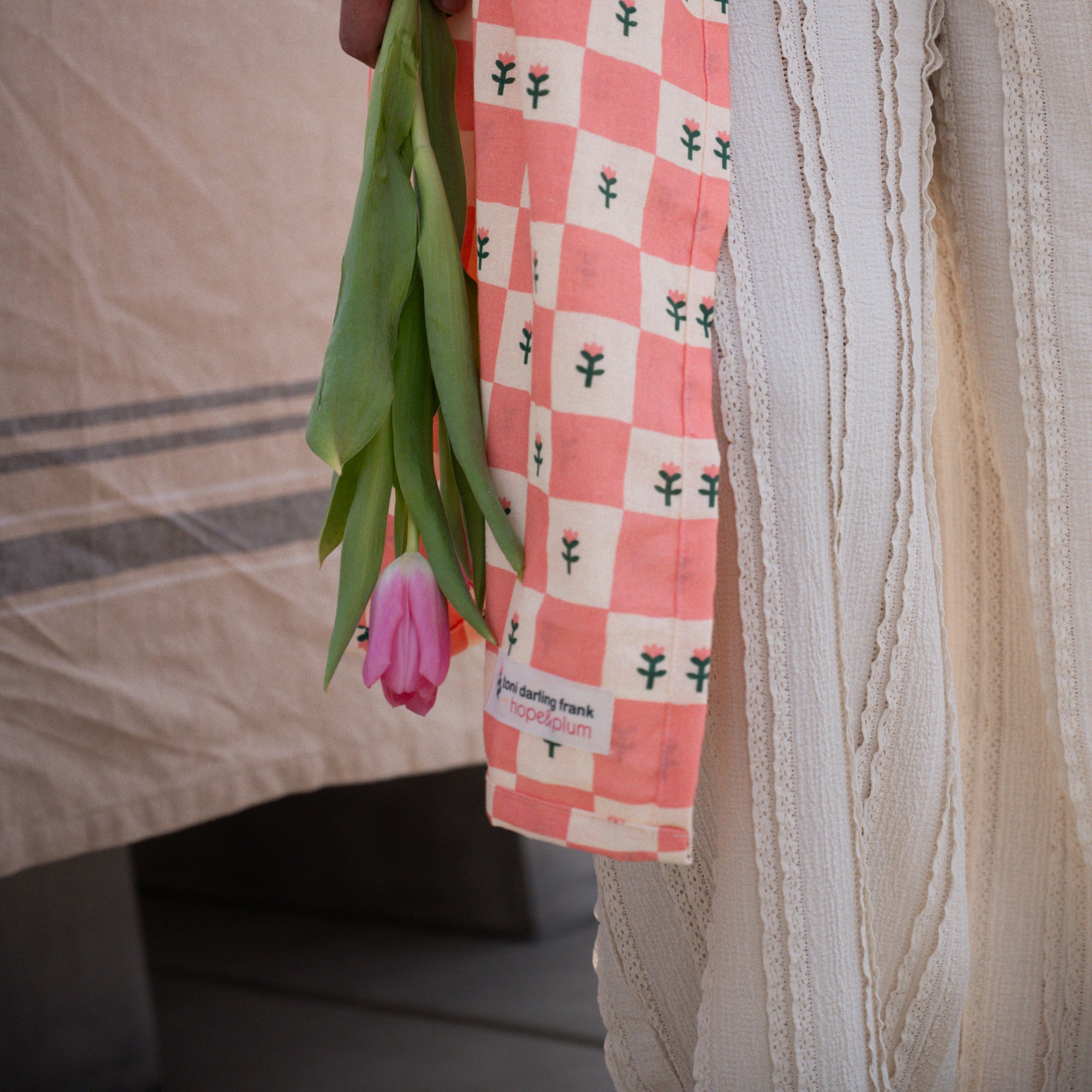hope&plum Darling ring sling in coral checkerboard with tulips
