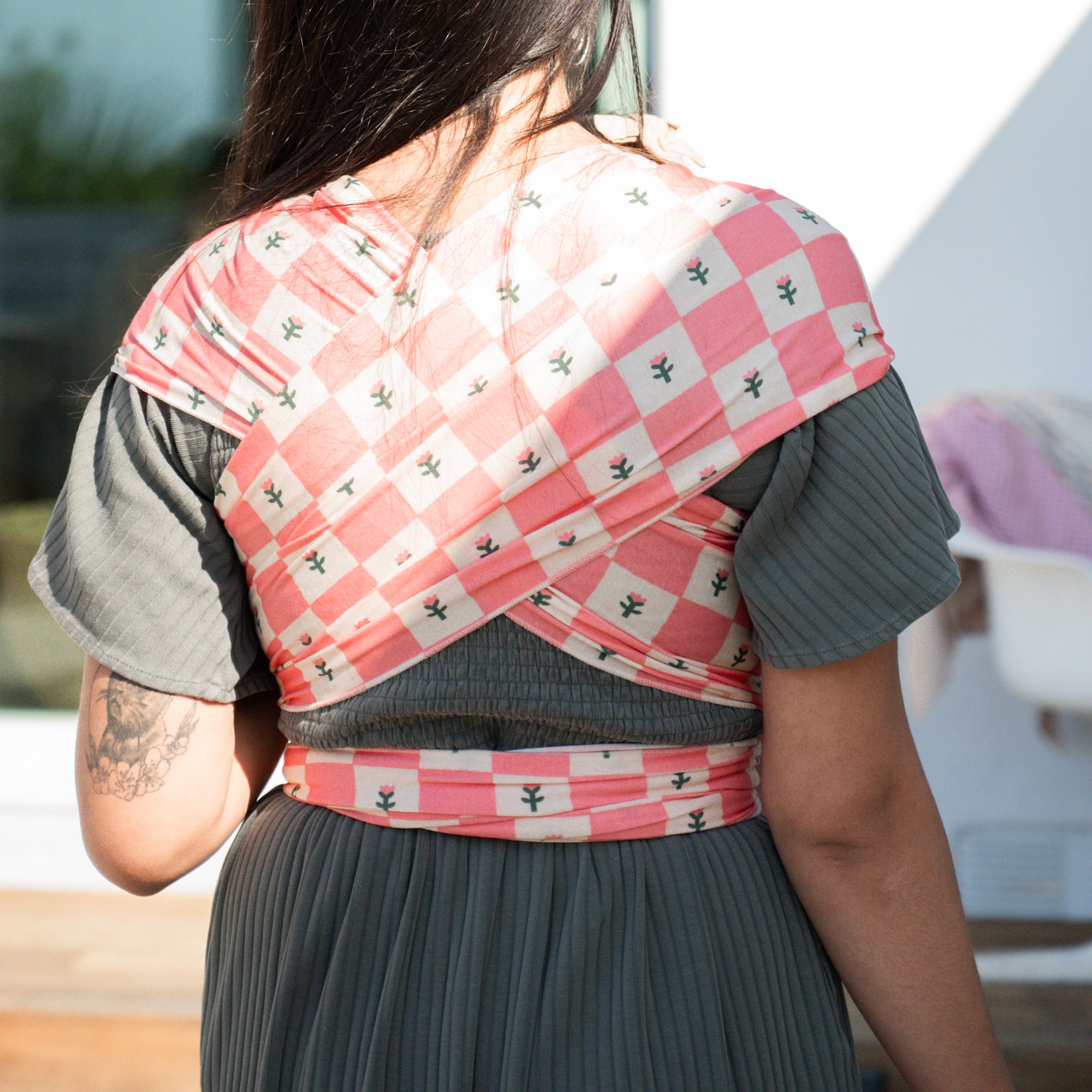 hope&plum Darling baby wrap carrier coral checkerboard with tulips in front carry position